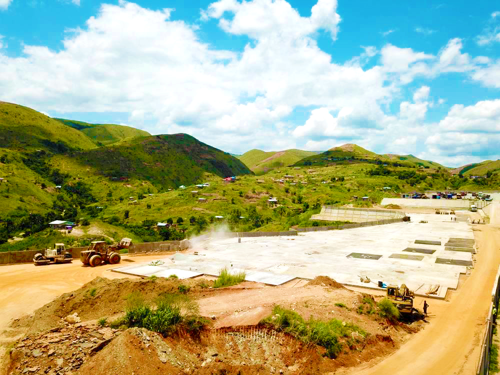 Engins de chantier sur la plateforme du port sec de Mpozo