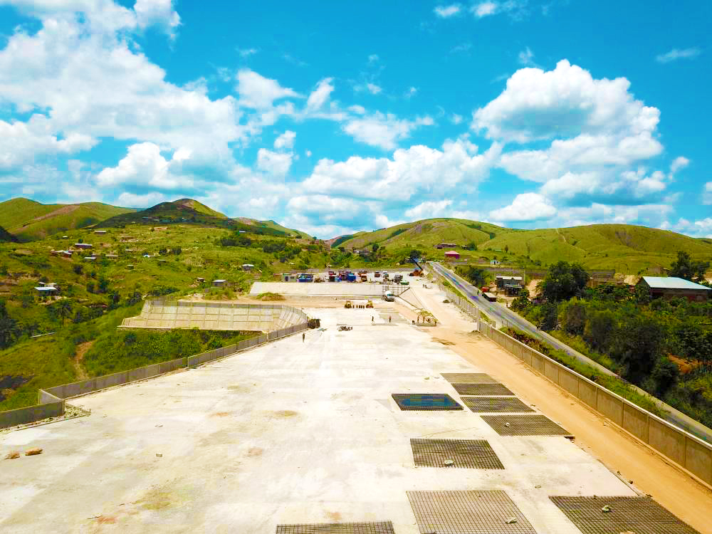 Plateforme du port sec de Mpozo en construction, vue vers les collines de Matadi