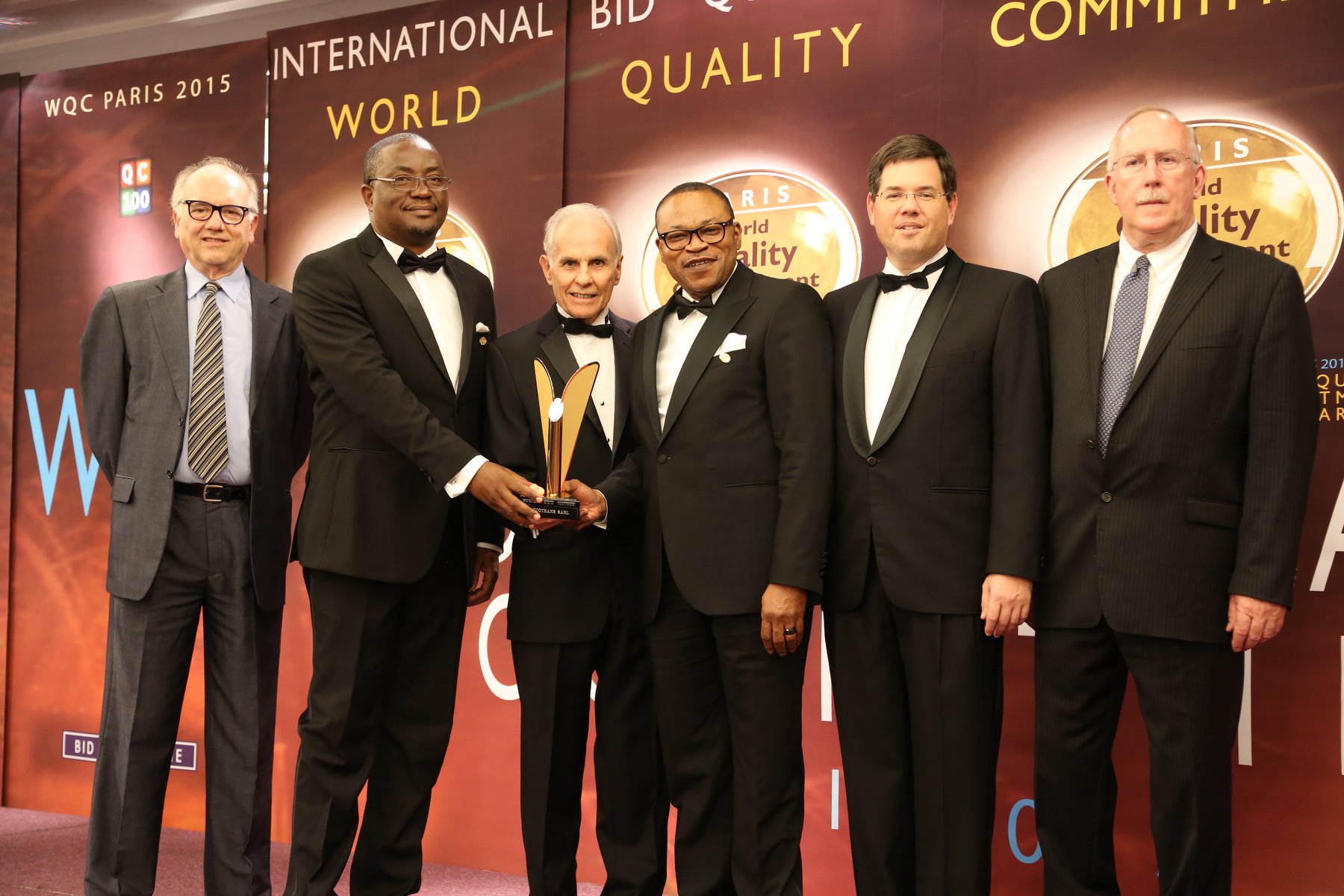 Remise du trophée BID International World Quality Commitment à GECOTRANS, avec un groupe de participants à la convention WQC de Paris en 2015