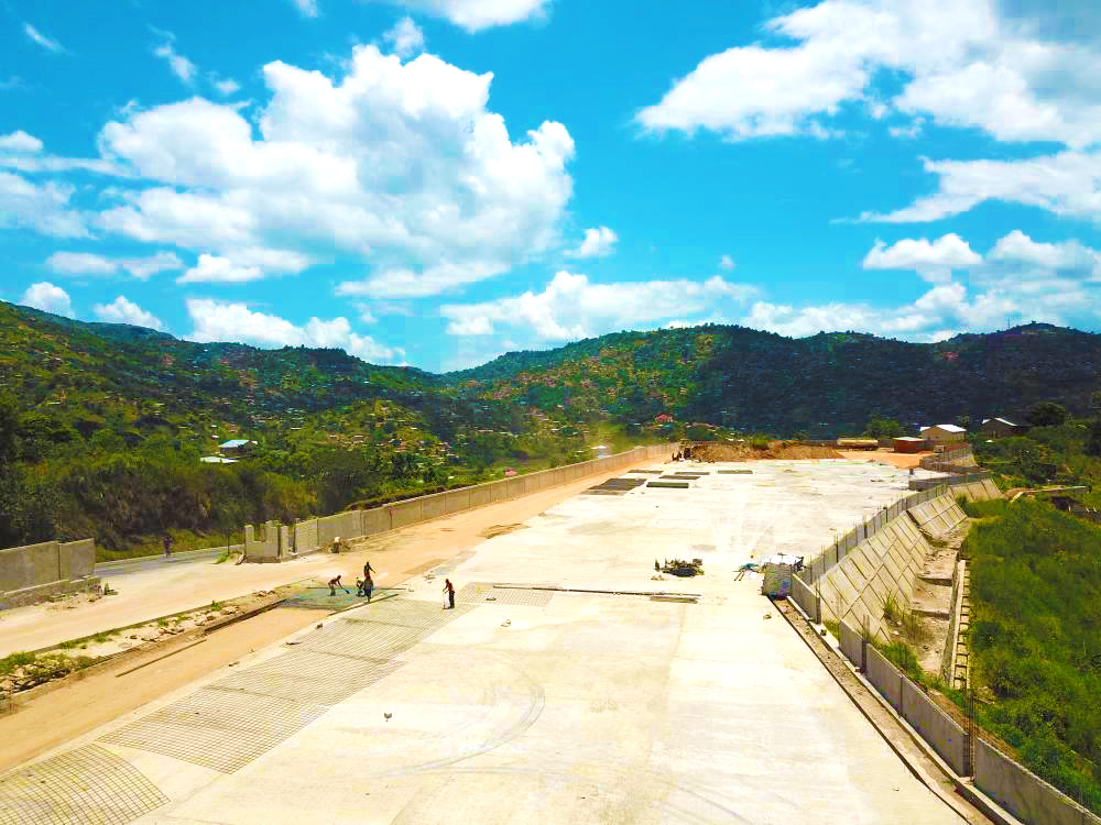 Vue du chantier et de la plateforme du port sec de Mpozo